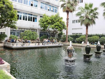 東莞潤東方環(huán)?？照{(diào)公司銷售部戶外休息區(qū)